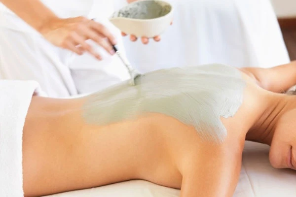 Why Is a Back Facial Effective for Treating Clogged Pores on the Back?