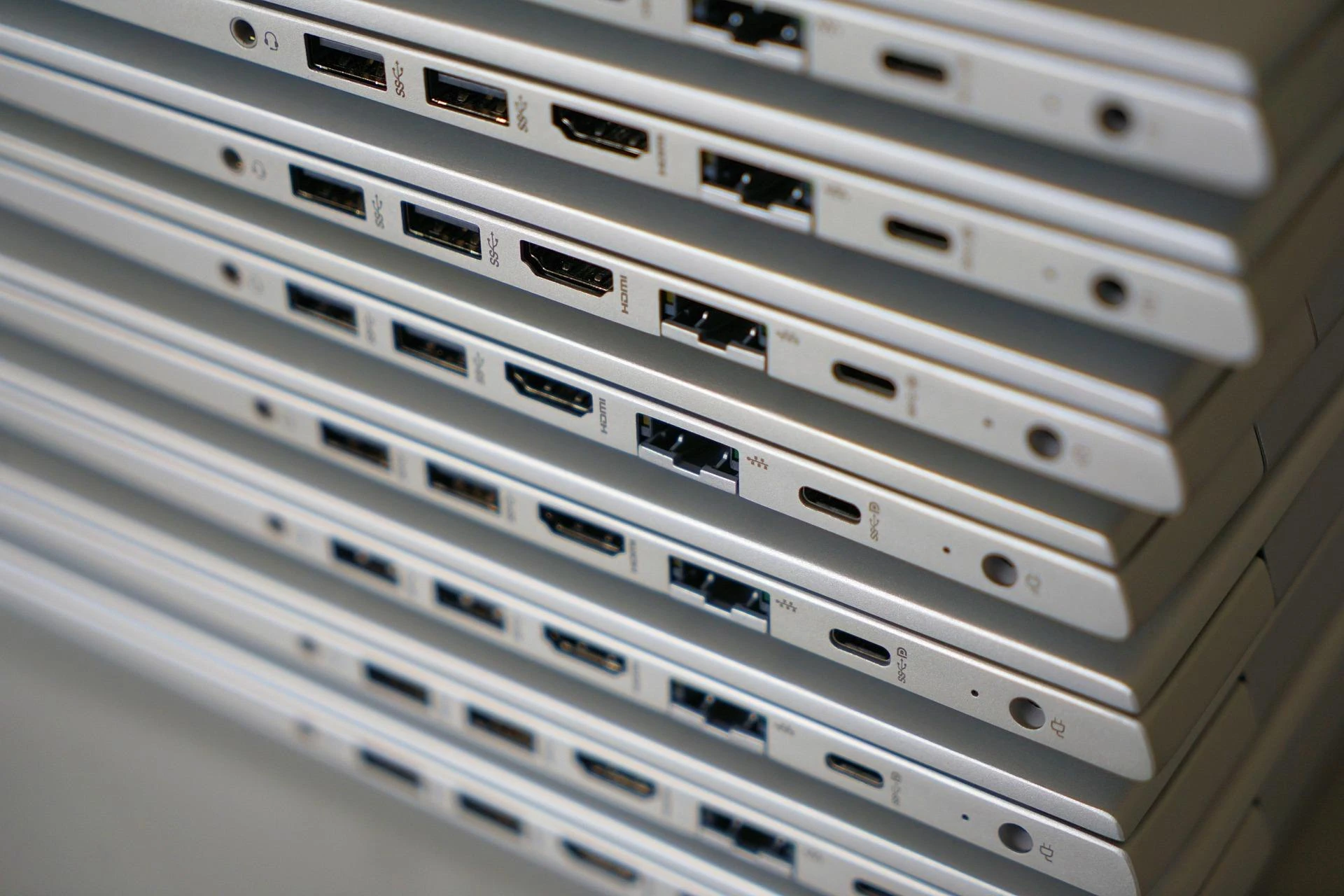 How to Choose an HDMI Extender: 5 Critical Factors