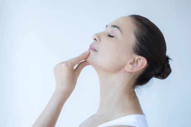 Facelift with Silhouette Threads in Dubai for Neck Tightening
