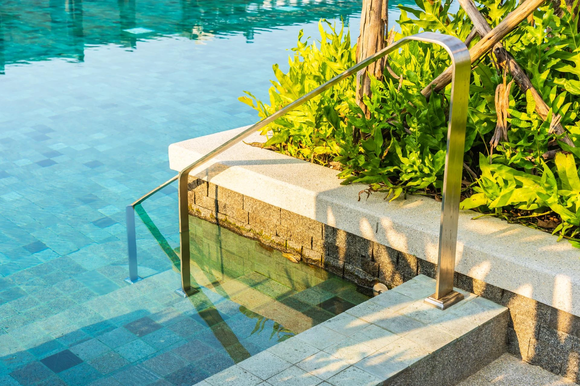  7 Amazing Benefits of Glass Pool Fencing for Sunshine Coast Homes