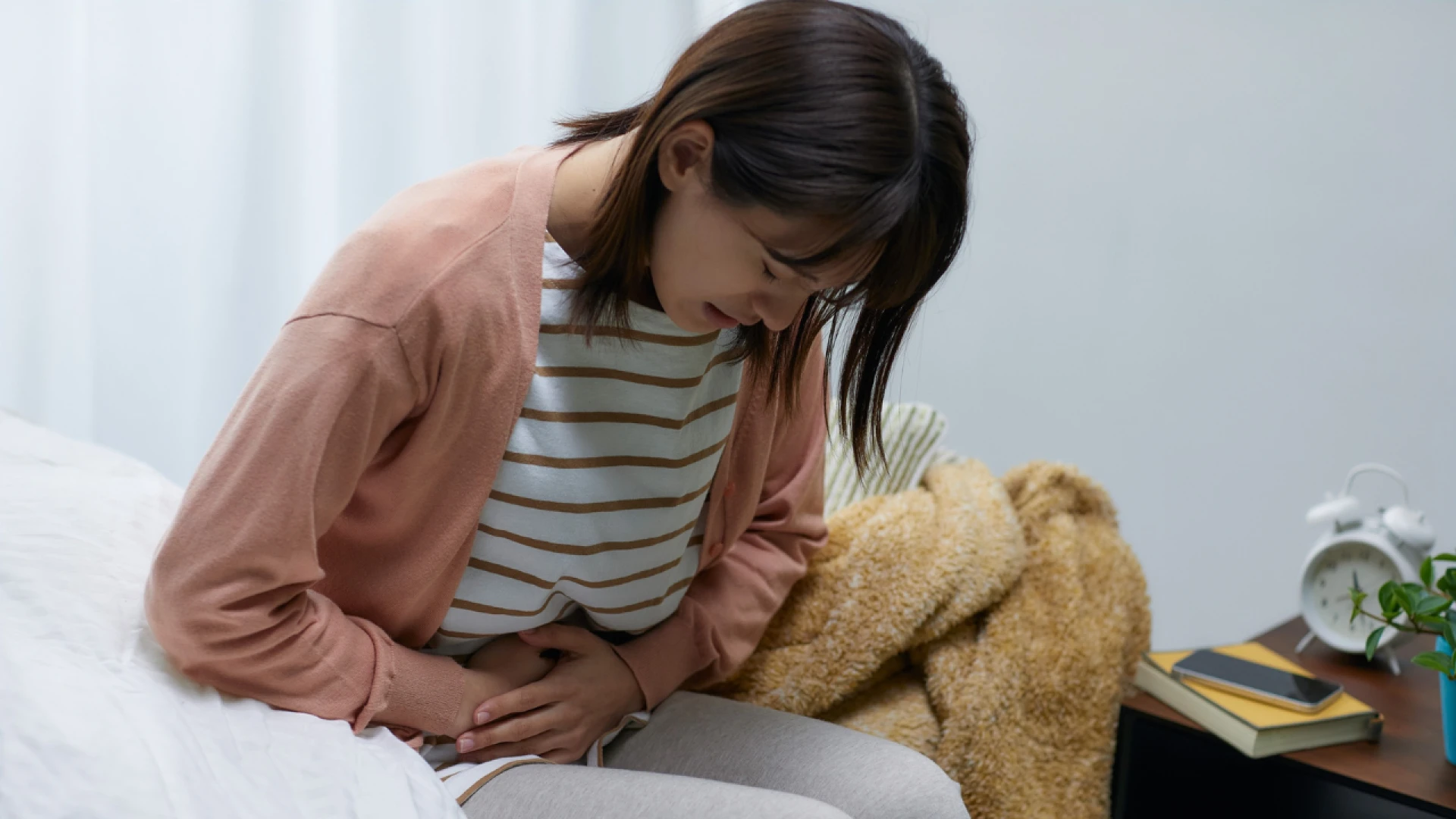 Lower Right Abdominal Pain in Women: Possible Causes