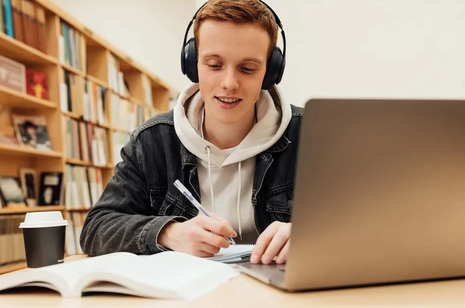 Med tehnologijo, kulturo in sodobnimi evropskimi tokovi