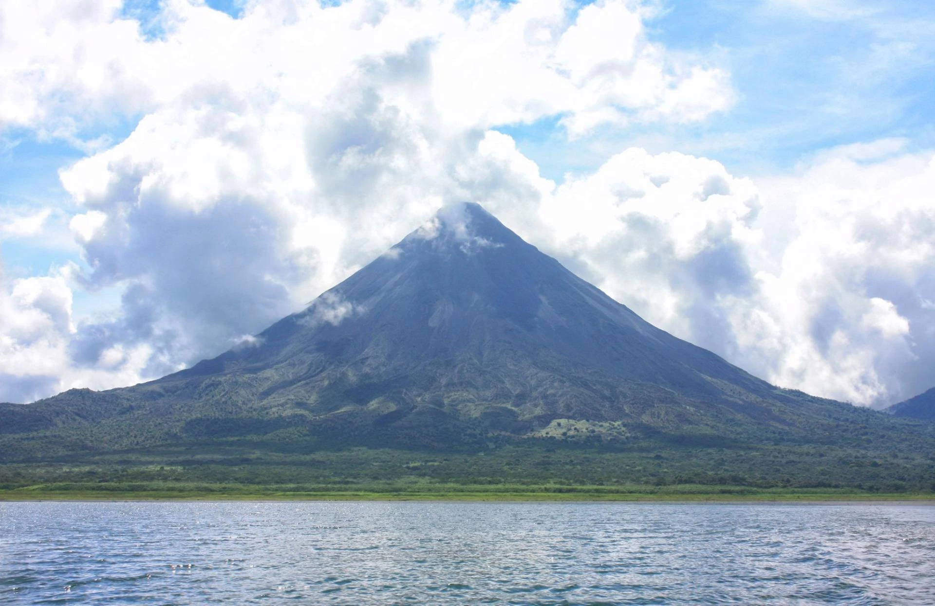 Arenal Volcano Costa Rica – A Tropical Paradise of Adventure and Relaxation