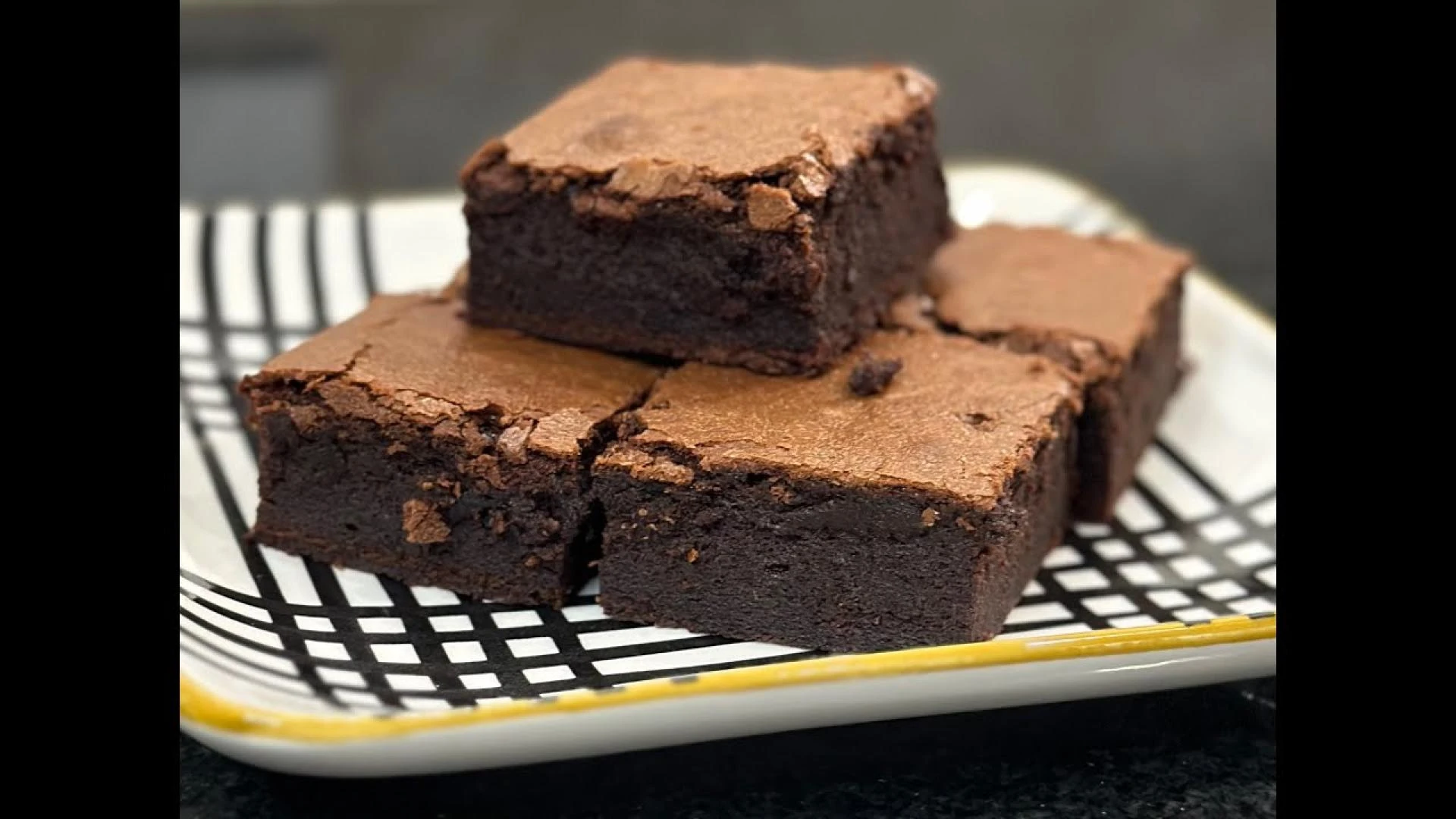 Why Chocolate Brownies Deliver Fudgy Texture in Home Baking