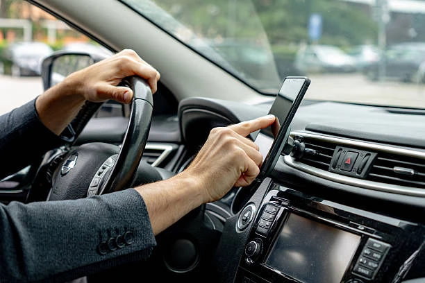 7 Vorteile einer Magnetische Handyhalterung fürs Auto im Alltag