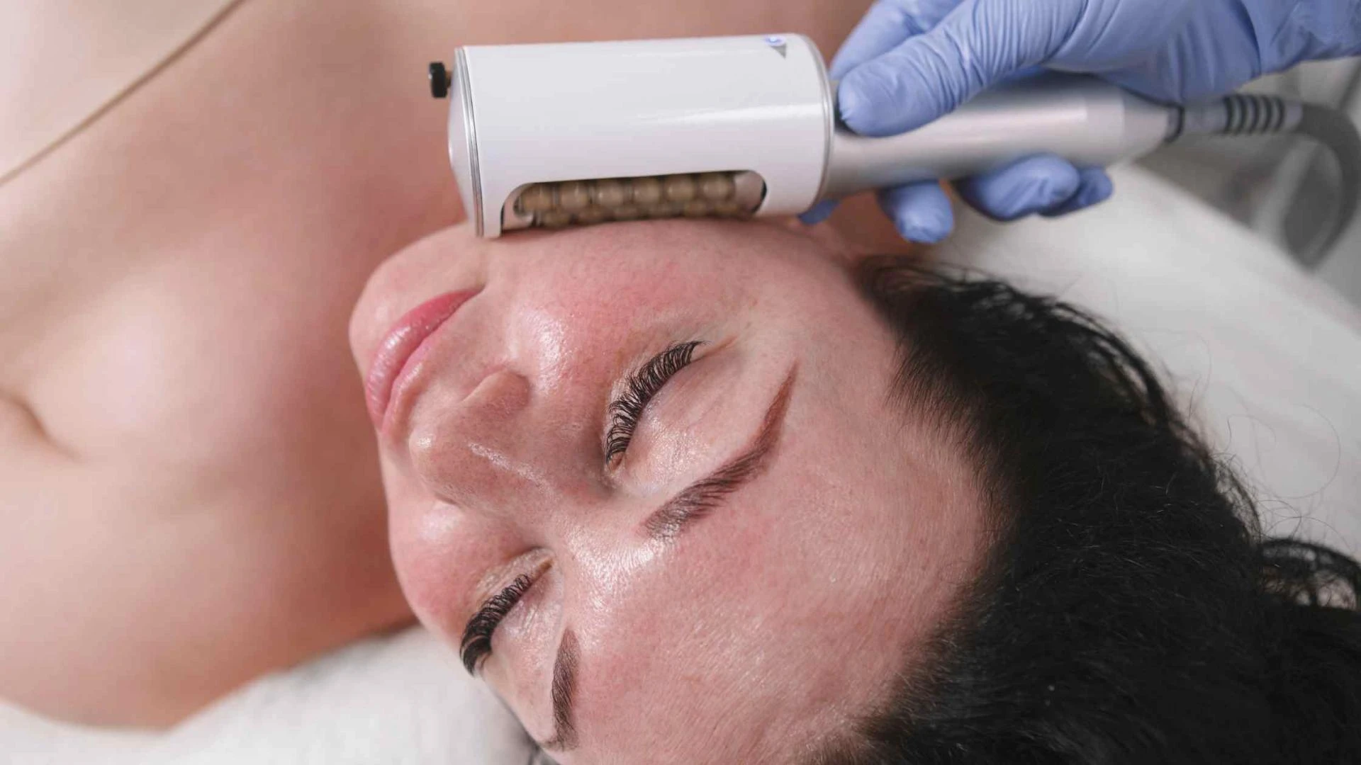 What Should You Know Before Choosing the Best HydraFacial in Delhi for Long-Lasting Skin Glow?