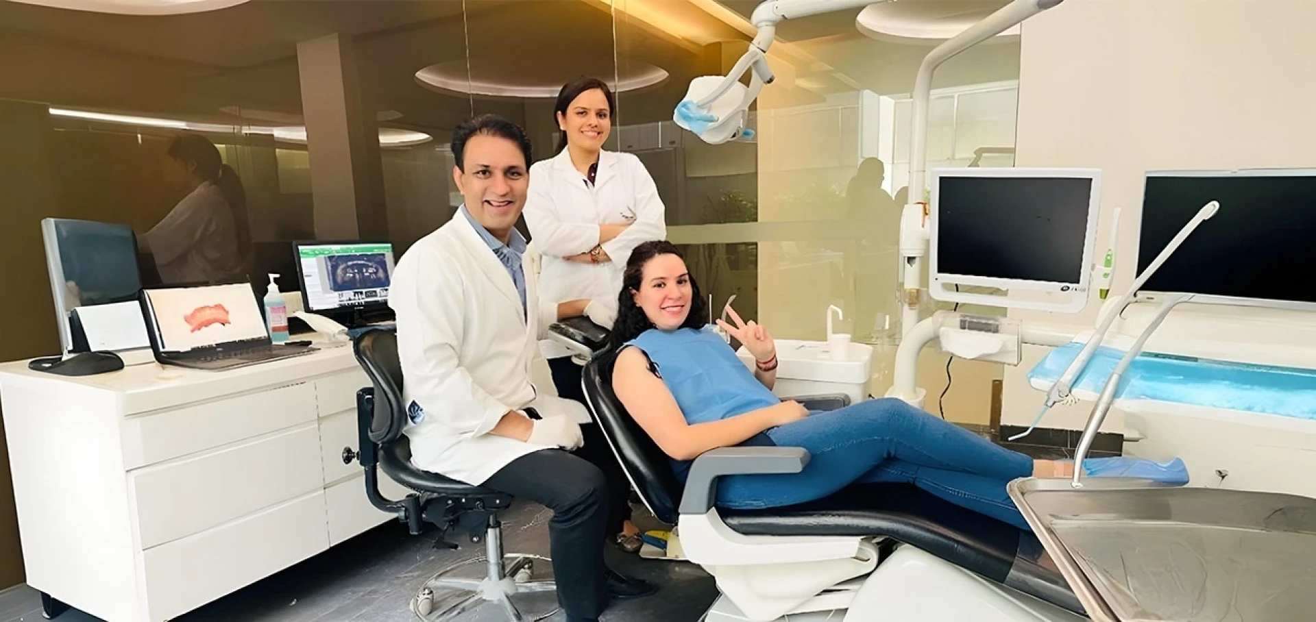 Full Mouth Implants: A Complete Smile Makeover at The Dental Roots