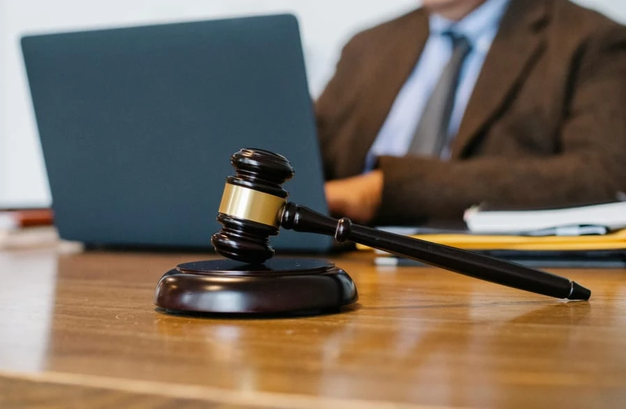 Public Defender vs. Private Attorney: Key Differences Explained