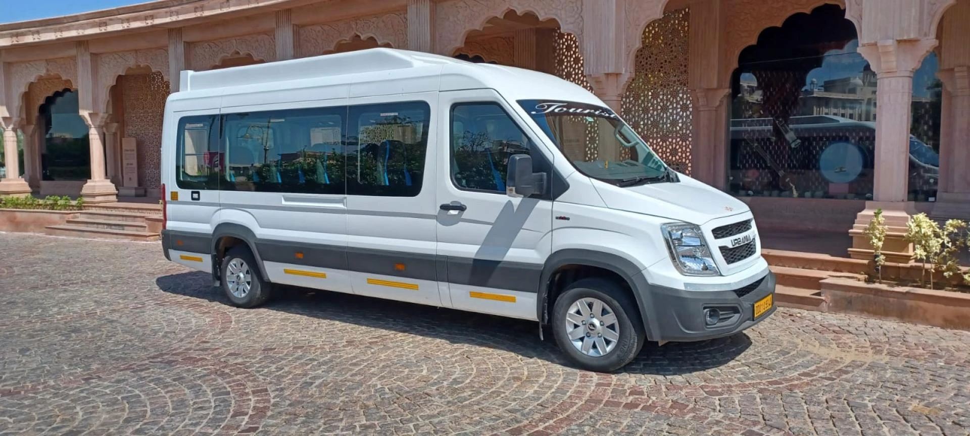 Toyota Vellfire Rental Jaipur vs Luxury SUVs – Which is Best for You?