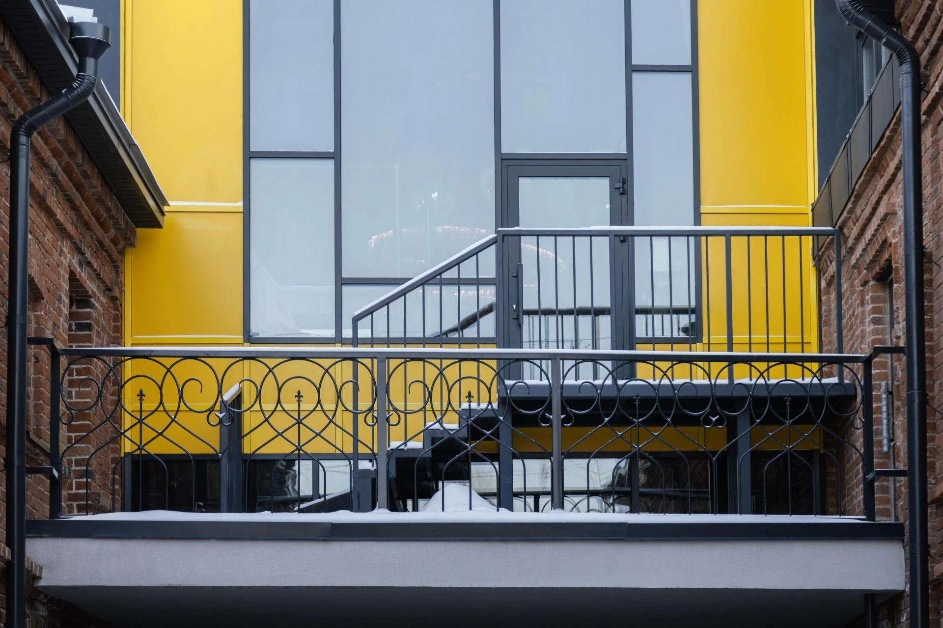 Why Architects Recommend Aluminum Glass Railing for Modern Infrastructure in Rajkot