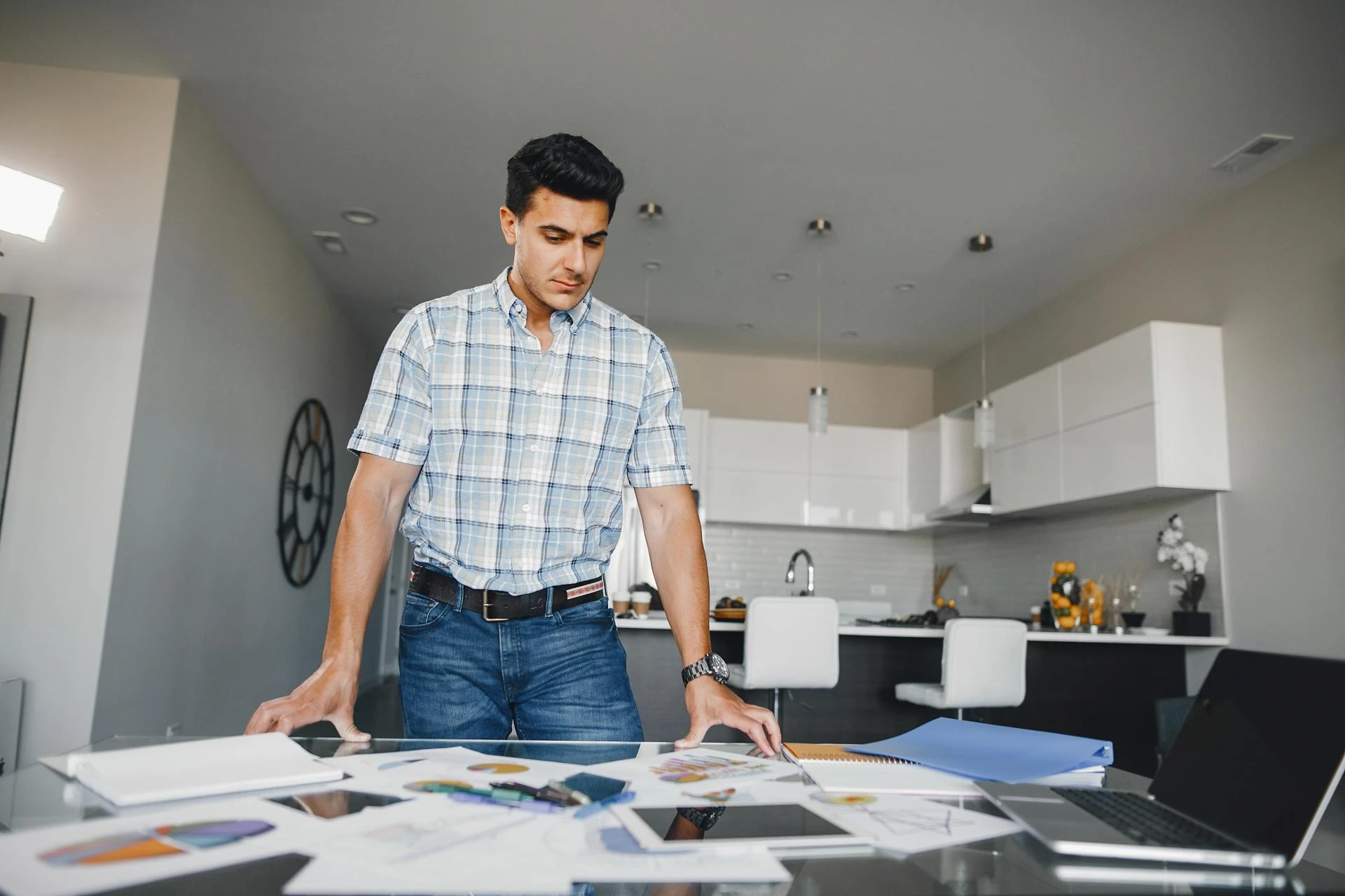 DIY vs Thane Interior Designer: Which is the Time and Money Saving One?