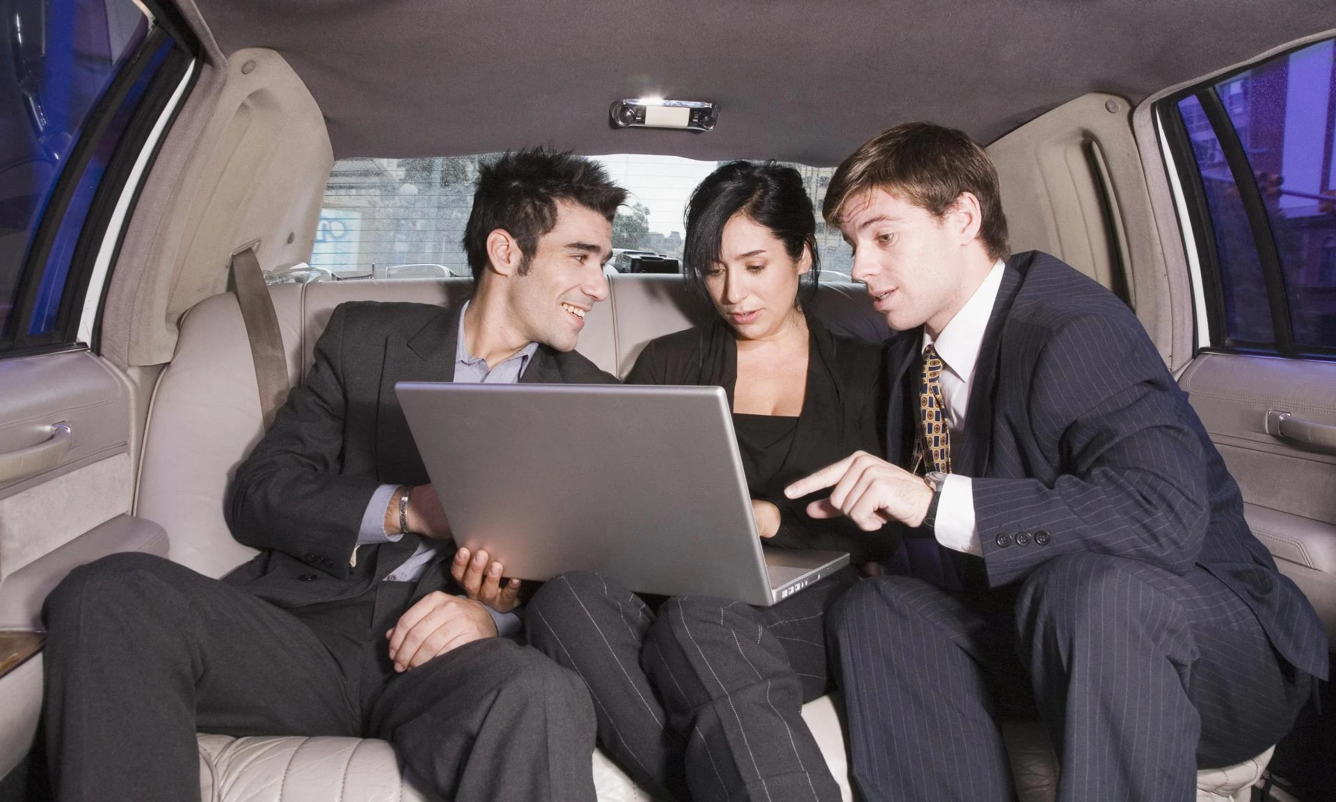 Benefits of Hiring a By-the-Hour Minicab in London