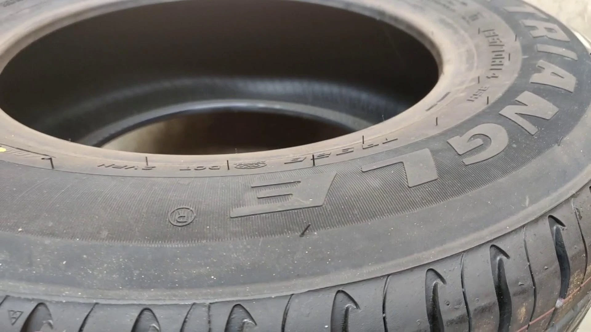 How Smart Drivers Save Money While Choosing the Right Tyres for Long-Term Use