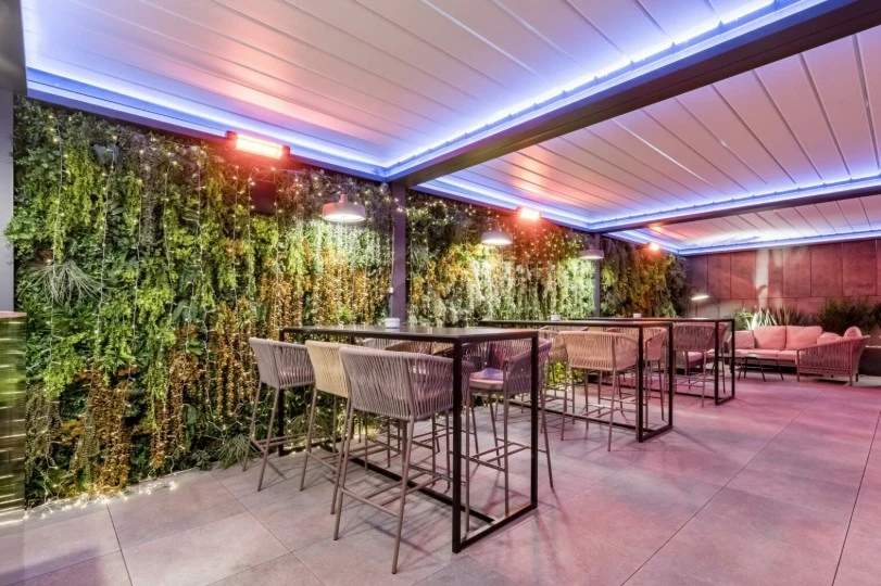 Jardín Vertical Artificial: Solución Moderna para Espacios con Estilo