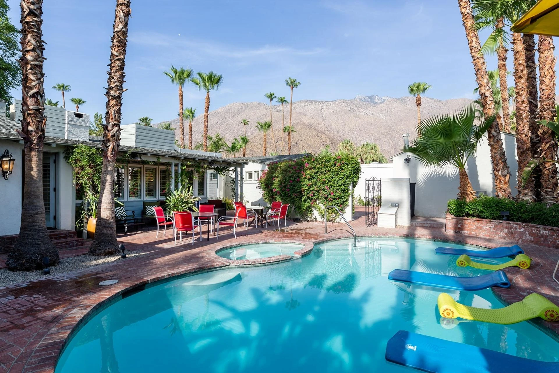 Experience Palm Springs Luxury Homes for Your Dream Stay