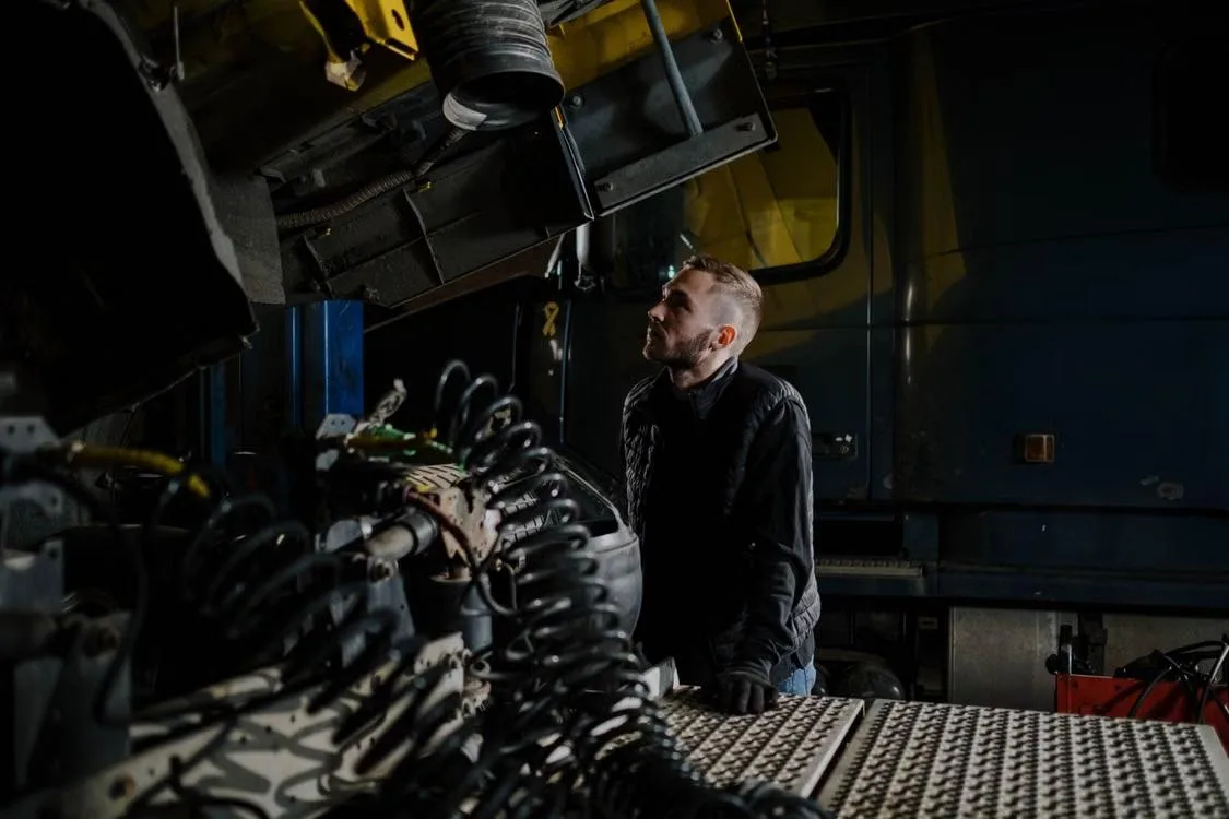 Designing Safer Heavy-Duty Maintenance Systems Around Real-World Failure Scenarios
