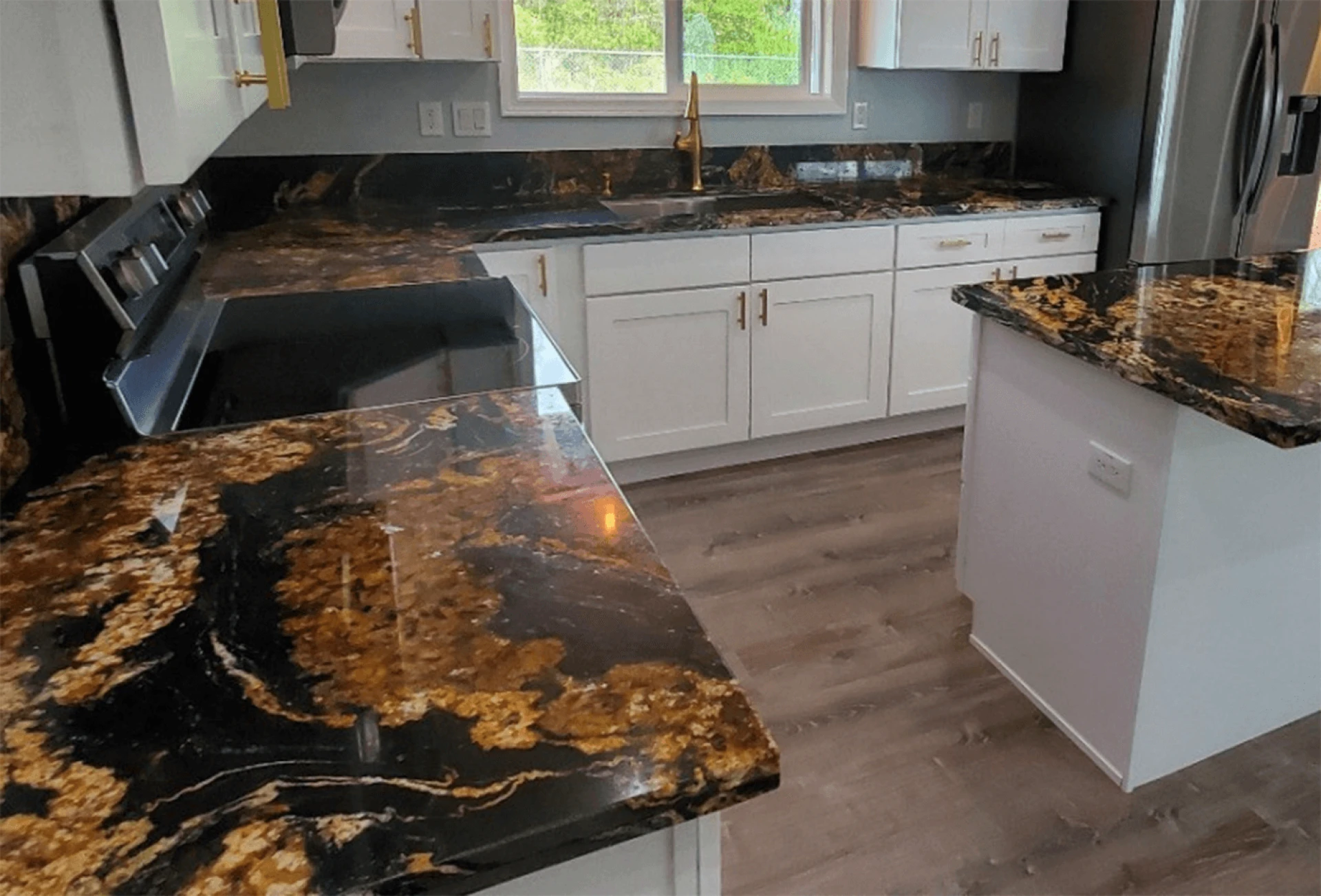 mordern Black and gold worktops 