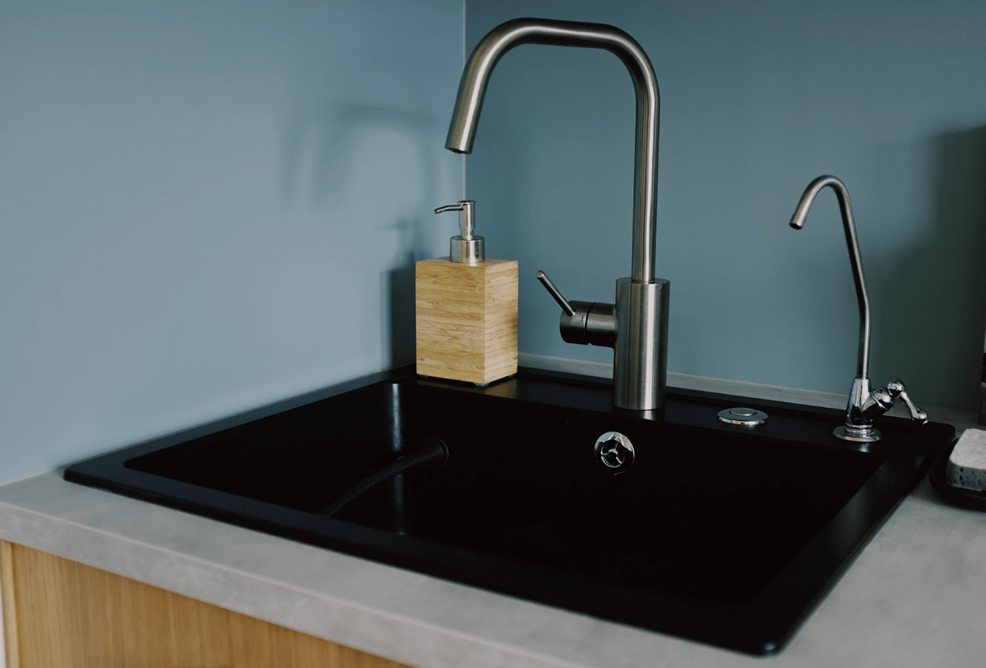 Top mount sink