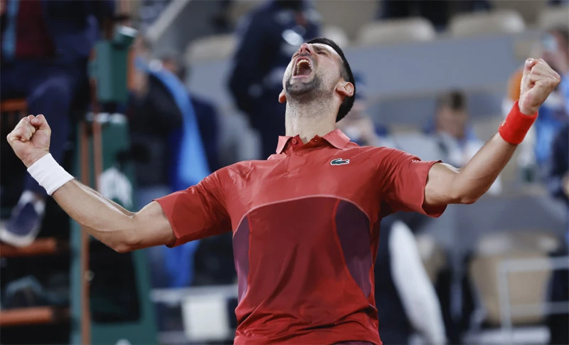 Novak Djokovic (Serbia) defeated Lorenzo Musetti (Italy) 3-2 in the round of 32 of the French Open men\'s singles on the 2nd, recording his 369th win, the most in major tournament history. Djokovic is roaring after defeating Musetti and advancing to the round of 16 after a full set match that lasted 4 hours and 29 minutes. Paris = AP Newsis