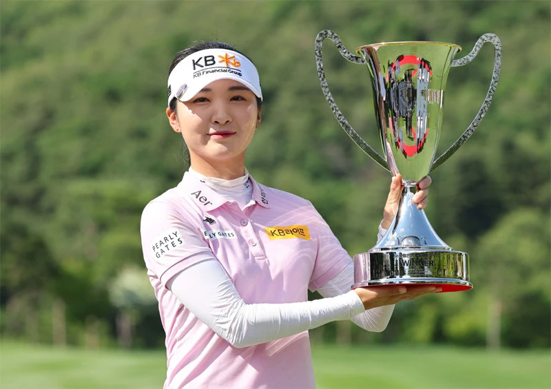 Lee Ye-won is holding up the championship trophy after reaching the top of the Korea Ladies Professional Golf (KLPGA) Tour Sh Suhyup Bank MBN Women\'s Open held at The Star Hue Golf & Resort in Yangpyeong-gun, Gyeonggi-do on the 2nd. Provided by KLPGA