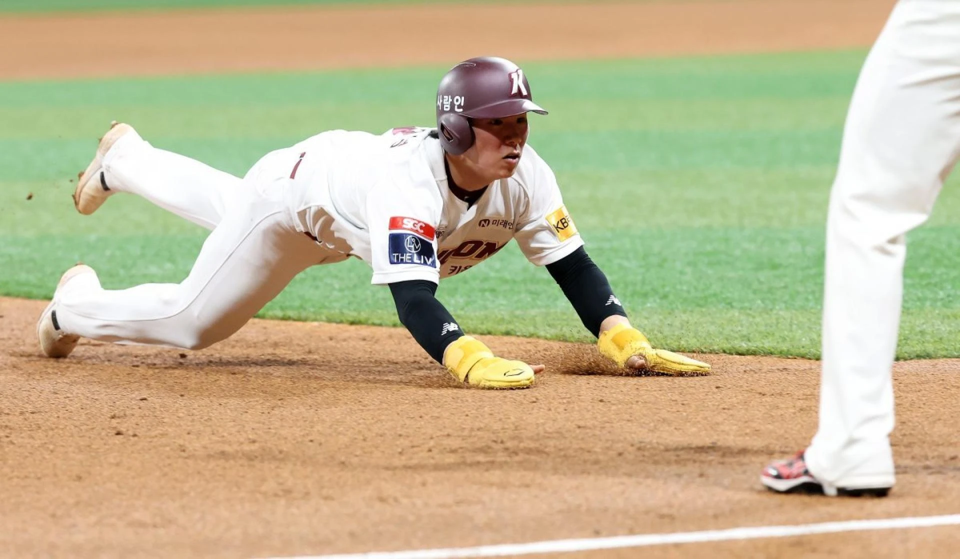 Kiwoom Heroes Kim Hye-seong was excluded from the starting lineup for the first game of the doubleheader against the Doosan Bears on the 21st due to pain. ⓒ News1