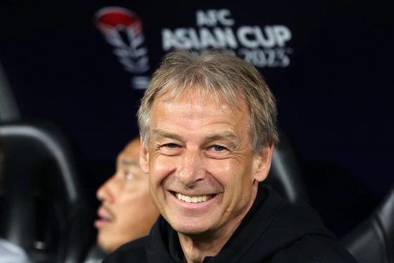 South Korea coach Jurgen Klinsmann is smiling while looking at the pitch during the 2023 Asian Football Confederation (AFC) Qatar Asian Cup semifinal match between Jordan and Korea held at Al Rayyan Ahmed bin Ali Stadium in Qatar on the 6th (local time). 2024.2.7/News 1