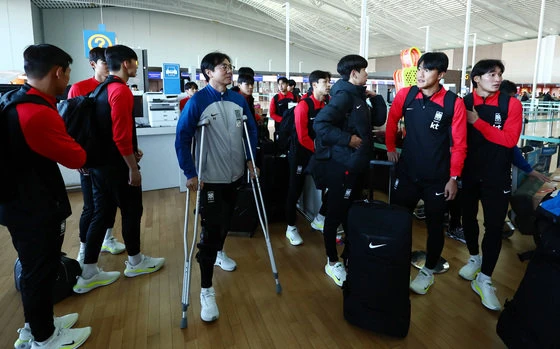 황선홍 감독과 올림픽 국가대표 축구팀 선수들이 13일 오전 인천국제공항 제2여객터미널에서 출국 절차를 밟기 위해 대기하고 있다. . 올림픽 대표팀은 이날 프랑스로 출국해 20일(현지시간) 프랑스 르아브르에서 티에리 앙리 감독이 이끄는 프랑스 21세 이하(U-21) 대표팀과 평가전을 갖는다. 2023.11.13 뉴스1