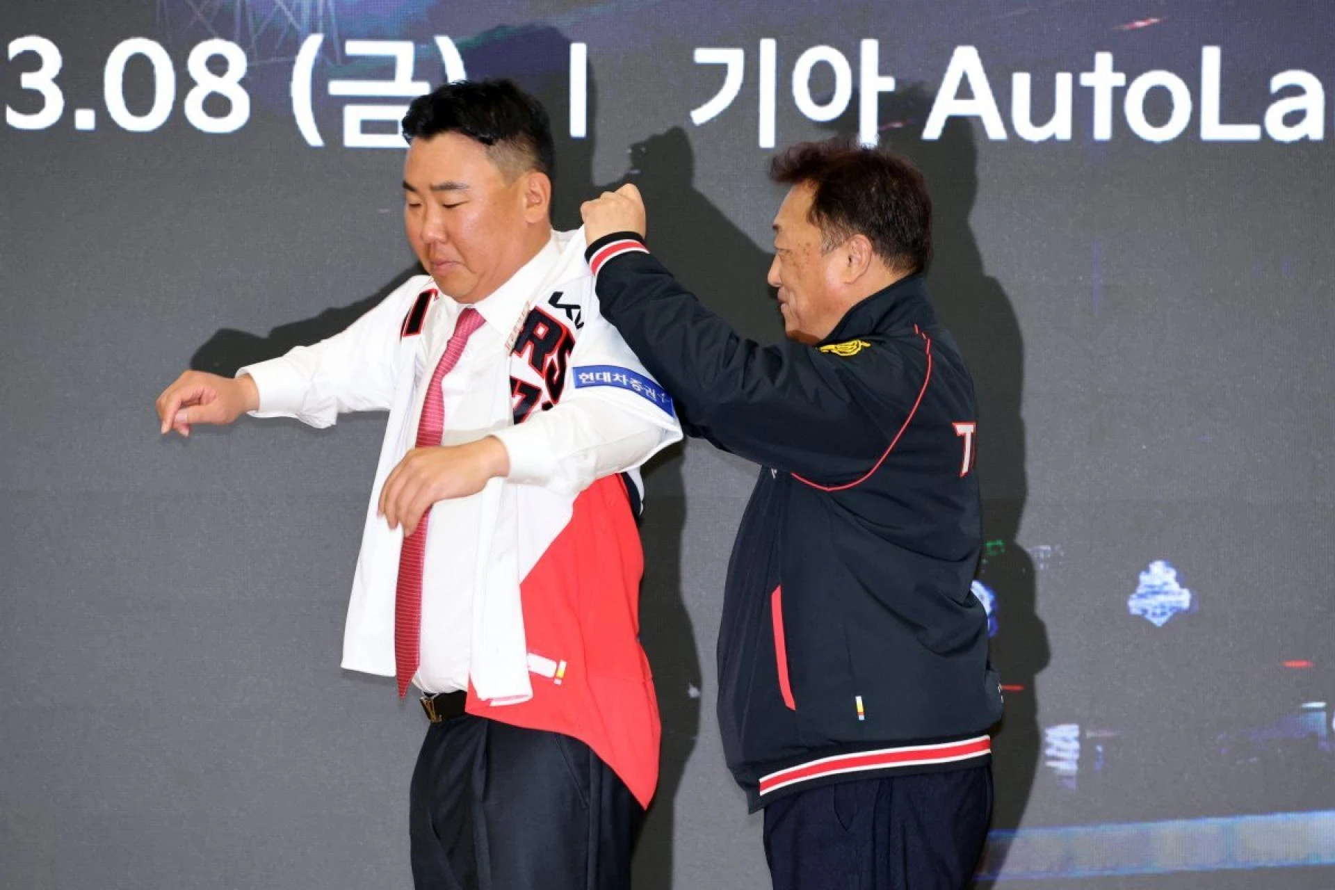 New coach Beom-ho Lee is receiving uniforms distributed by CEO Jun-young Choi (right) at the inauguration ceremony for the 11th coach of the ...</p>
                    </div>
                    <div class=