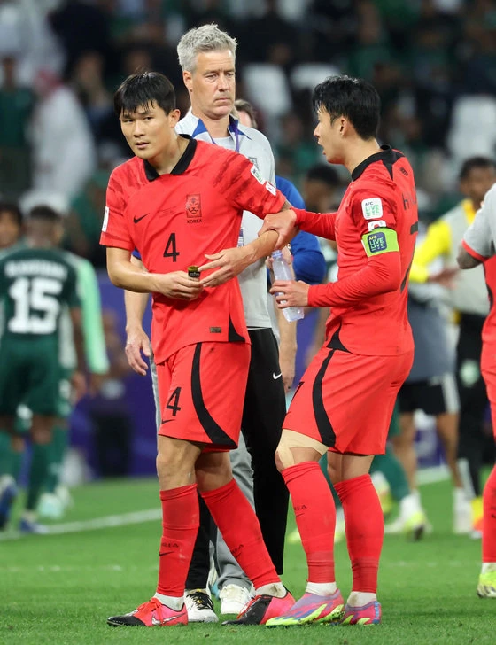 South Korea\'s Son Heung-min is talking with Kim Min-jae while preparing for extra time in the 2023 Asian Football Confederation (AFC) Qatar ...</p>
                    </div>
                    <div class=