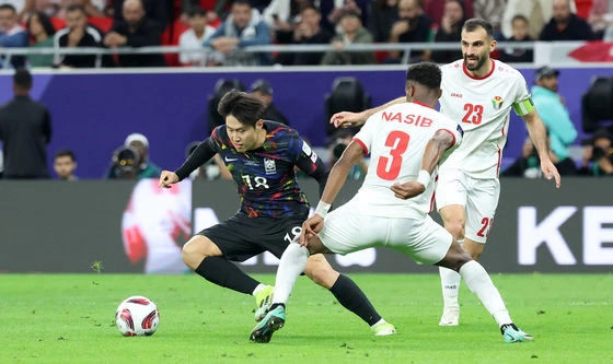 South Korea\'s Lee Kang-in breaks through in the 2023 Asian Football Confederation (AFC) Qatar Asian Cup semifinal match between Jordan and Korea held at Al Rayyan Ahmed Bin Ali Stadium in Qatar on the 6th (local time). 2024.2.7 News 1