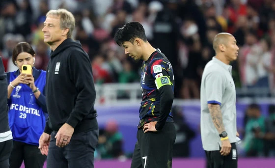 South Korea\'s Son Heung-min is disappointed after being defeated 0-2 in the 2023 Asian Football Confederation (AFC) Qatar Asian Cup semifinal match between Jordan and Korea, held at Al Rayyan Ahmed Bin Ali Stadium in Qatar on the 6th (local time) and failing to advance to the finals. . 2024.2.7 News 1