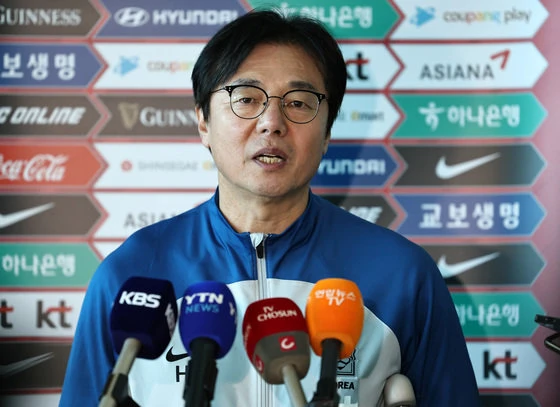 황선홍 올림픽 국가대표 축구팀 감독이 13일 오전 인천국제공항 제2여객터미널에서 프랑스 출국에 앞서 인터뷰를 하고 있다. 올림픽 대표팀은 이날 프랑스로 출국해 20일(현지시간) 프랑스 르아브르에서 티에리 앙리 감독이 이끄는 프랑스 21세 이하(U-21) 대표팀과 평가전을 갖는다. 2023.11.13/뉴스1