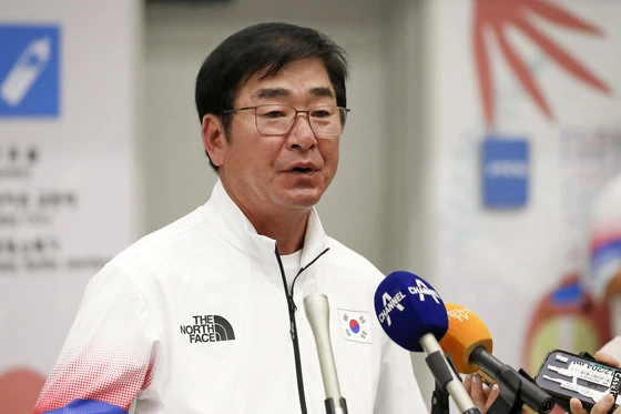 2022 항저우 아시안게임 대한민국 남자 야구 대표팀 류중일 감독이 8일 인천국제공항을 통해 귀국해 인터뷰하고 있다. (공동취재)