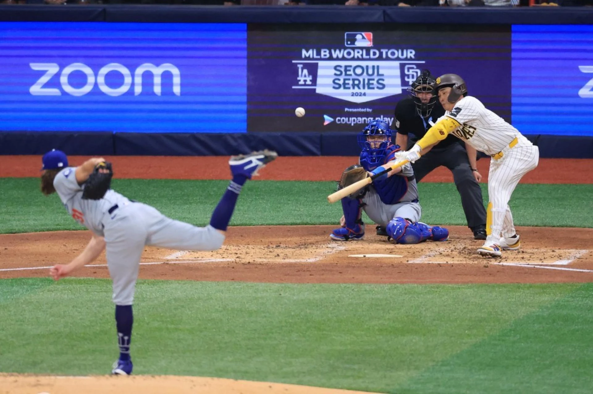 In the game between the San Diego Padres and the Los Angeles (LA) Dodgers in the opening game of the 2024 Major League Baseball (MLB) World Tour Seoul Series held at Gocheok Sky Dome in Guro-gu, Seoul on the 20th, Padres Kim Ha-seong is hitting a fly out ball to right field with one out and no runners on base in the bottom of the second inning. . 2024.3.20. News 1