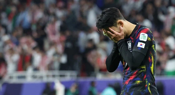 South Korea\'s Lee Kang-in covers his face after losing 0-2 between Jordan and Korea in the 2023 Asian Football Confederation (AFC) Qatar Asian Cup semifinal semifinal match held at Al Rayyan Ahmed Bin Ali Stadium in Qatar on the 6th (local time) and failing to advance to the finals. I feel regretful. 2024.2.7/News 1