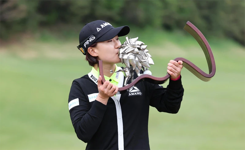 Choi Eun-woo is kissing the trophy after winning the Korea Ladies Professional Golf (KLPGA) Tour Nexen-St. Nine Masters for two consecutive years on the 21st. Provided by KLPGA