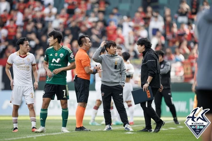 교체 실수로 12명 뛴 포항…축구 경기 규칙 봤더니｜동아일보