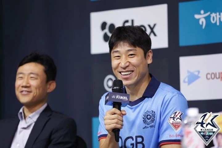 은퇴 앞둔 이근호에 선배 감독 조언…“우리 자리 위협할 것”｜동아일보