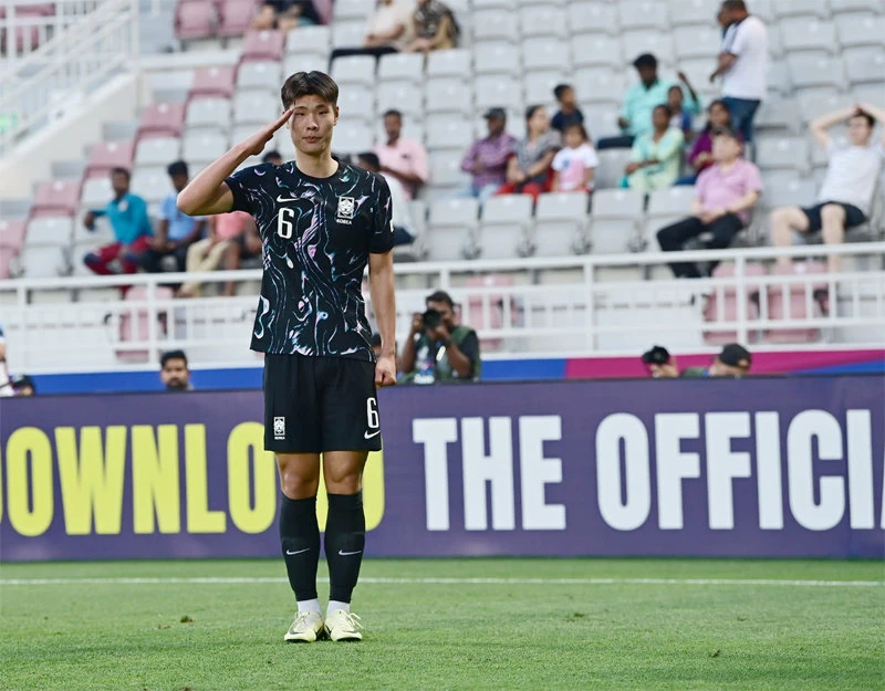 Lee Young-jun, a striker for the U-23 Korean national soccer team, scored three goals in the first and second matches of Group B of the U-23 Asian Cup group stage, which is being held in Doha, Qatar, in conjunction with the Paris Olympic qualifiers. Lee Young-jun, who belongs to Gimcheon Sangmu and is an active soldier, performs a \'raising hand salute\' ceremony after scoring. Lee Young-jun salutes after scoring a goal in the second group match against China on the 19th. Provided by Korea Football Association