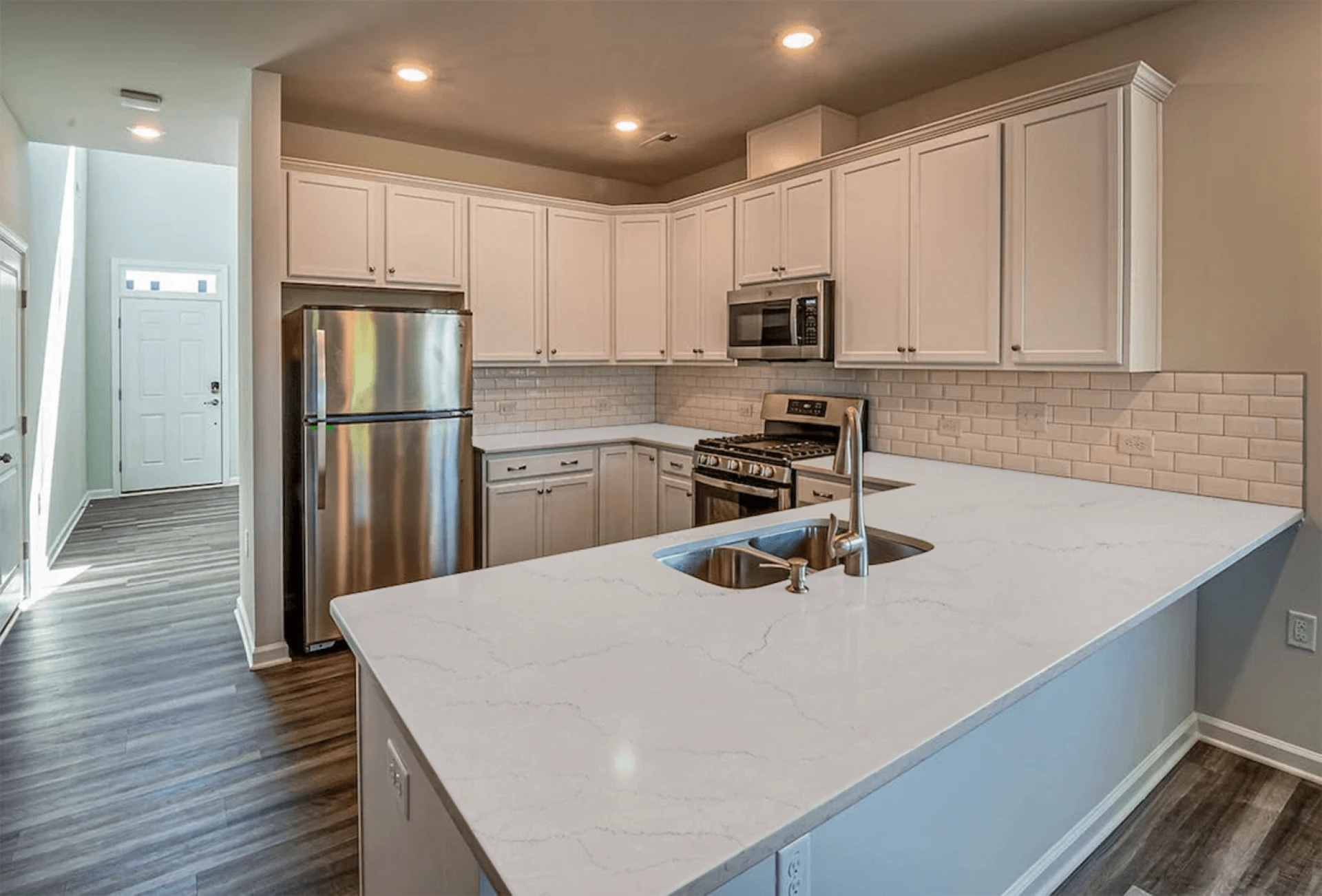 Is white quartz with grey veins long-lasting