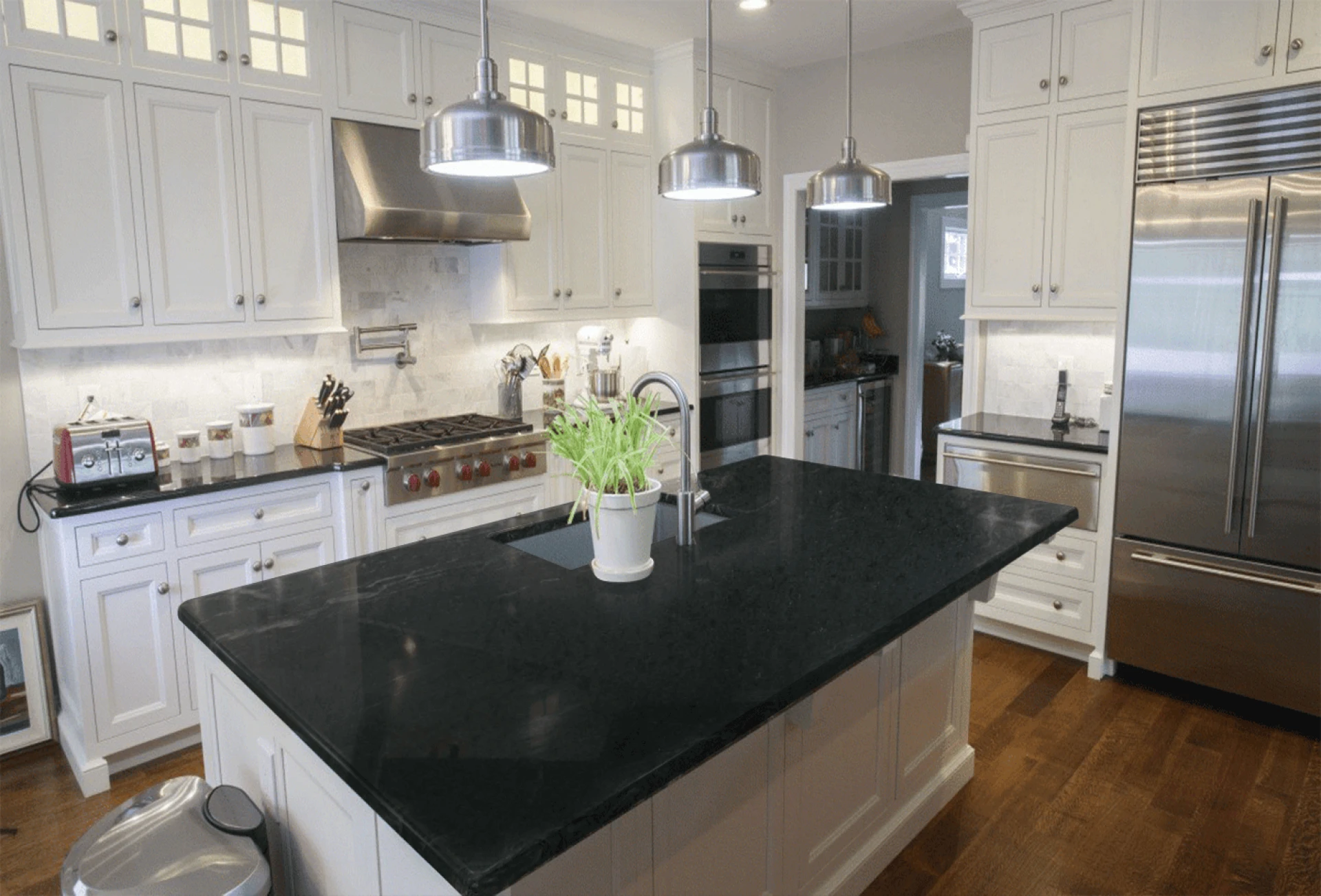 What Accessories Look Good with Black Granite Worktops