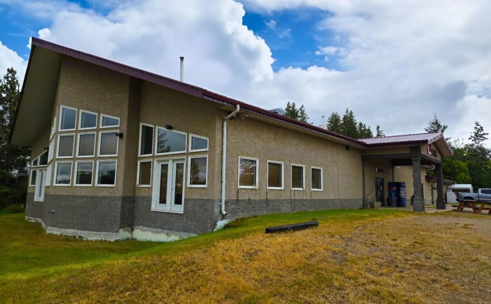 A great chance to acquire a highly established, income-producing motel in the burgeoning and busy Northatlas area of Winnipeg.