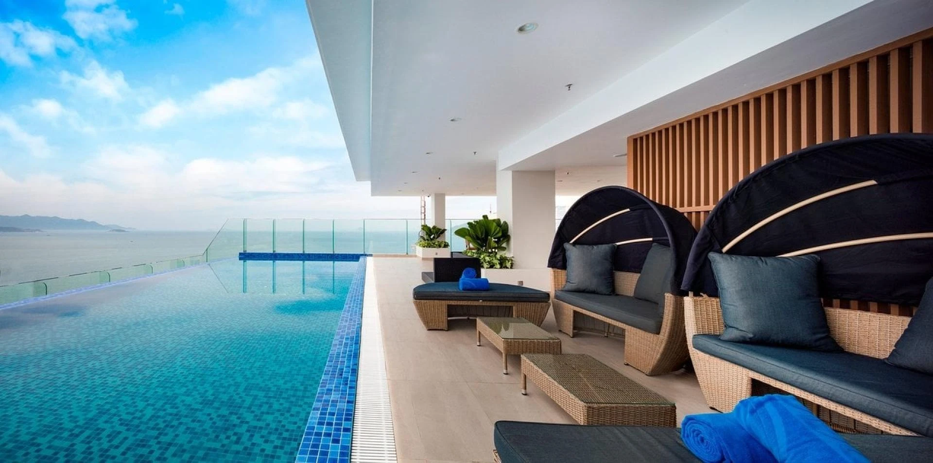 Khám phá 5 khách sạn Nha Trang với hồ bơi vô cực đẹp xuất sắc, nhìn thẳng ra biển xanh - ảnh 1