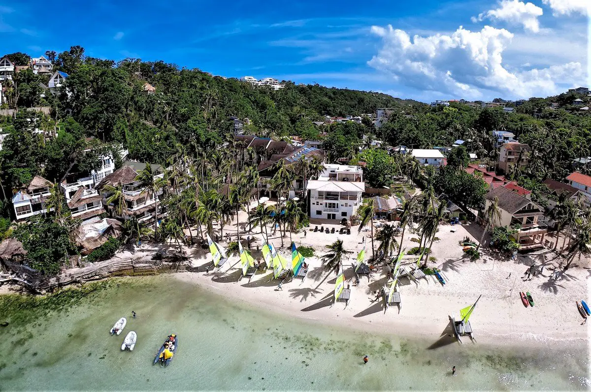 hobie-sailing-around-the-idyllic-islands