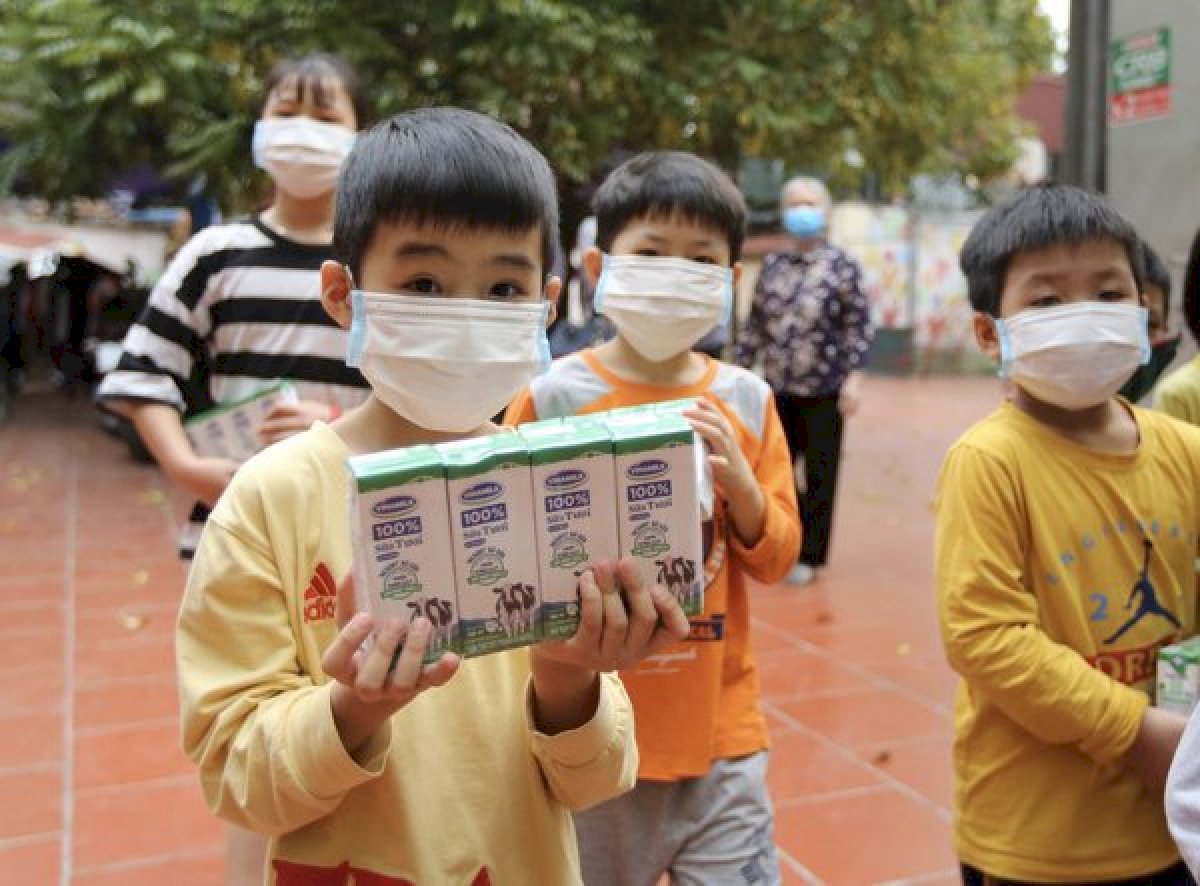 vinamilk-gives-out-milk-and-face-masks-to-under-privileged-children-during-covid-19-pandemic