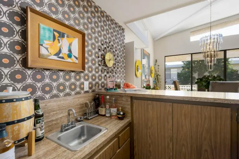 Retro Wallpaper and ‘70s Glamour Bedeck This Home for Sale in Palm Springs