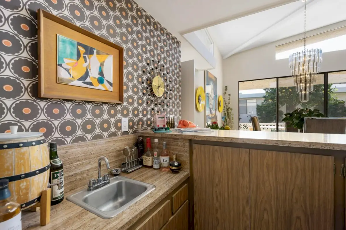 retro-wallpaper-and-‘70s-glamour-bedeck-this-home-for-sale-in-palm-springs