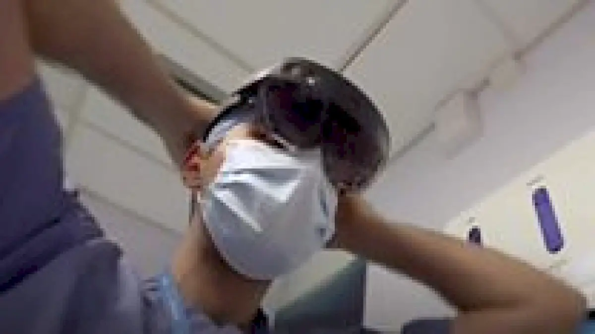 coronavirus:-mixed-reality-headsets-help-medics-treat-covid-19-patients