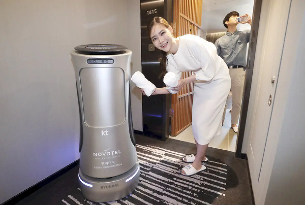 kt’s-2nd-generation-ai-hotel-robot-enhances-room-services