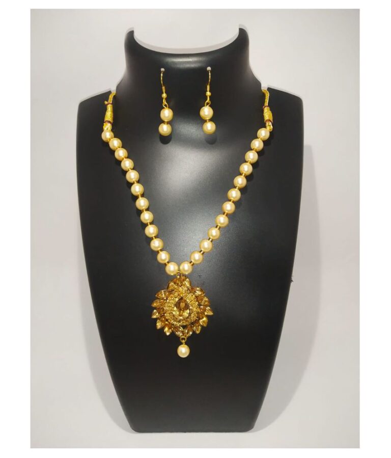 Several designs of pearl gold necklace